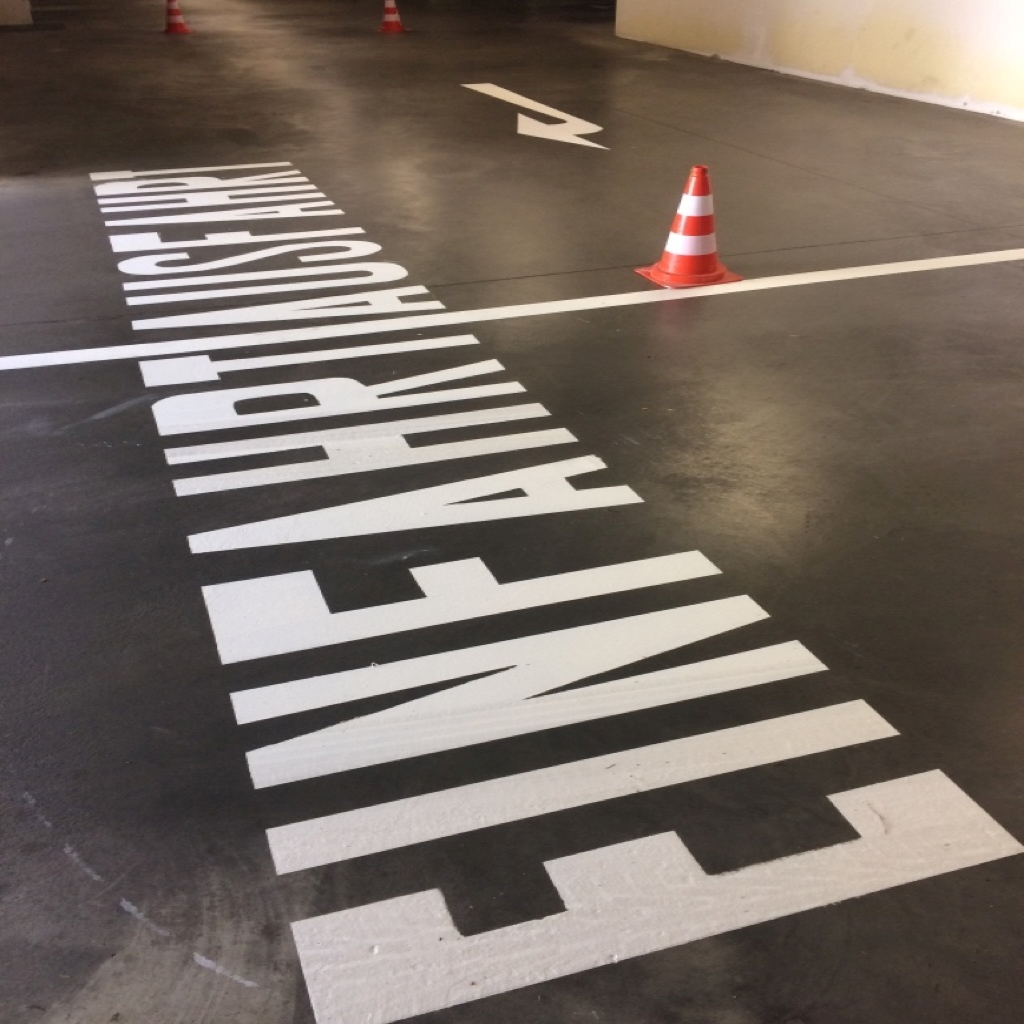 Markierungsarbeiten auf einer Baustellen- und Verkehrsfläche