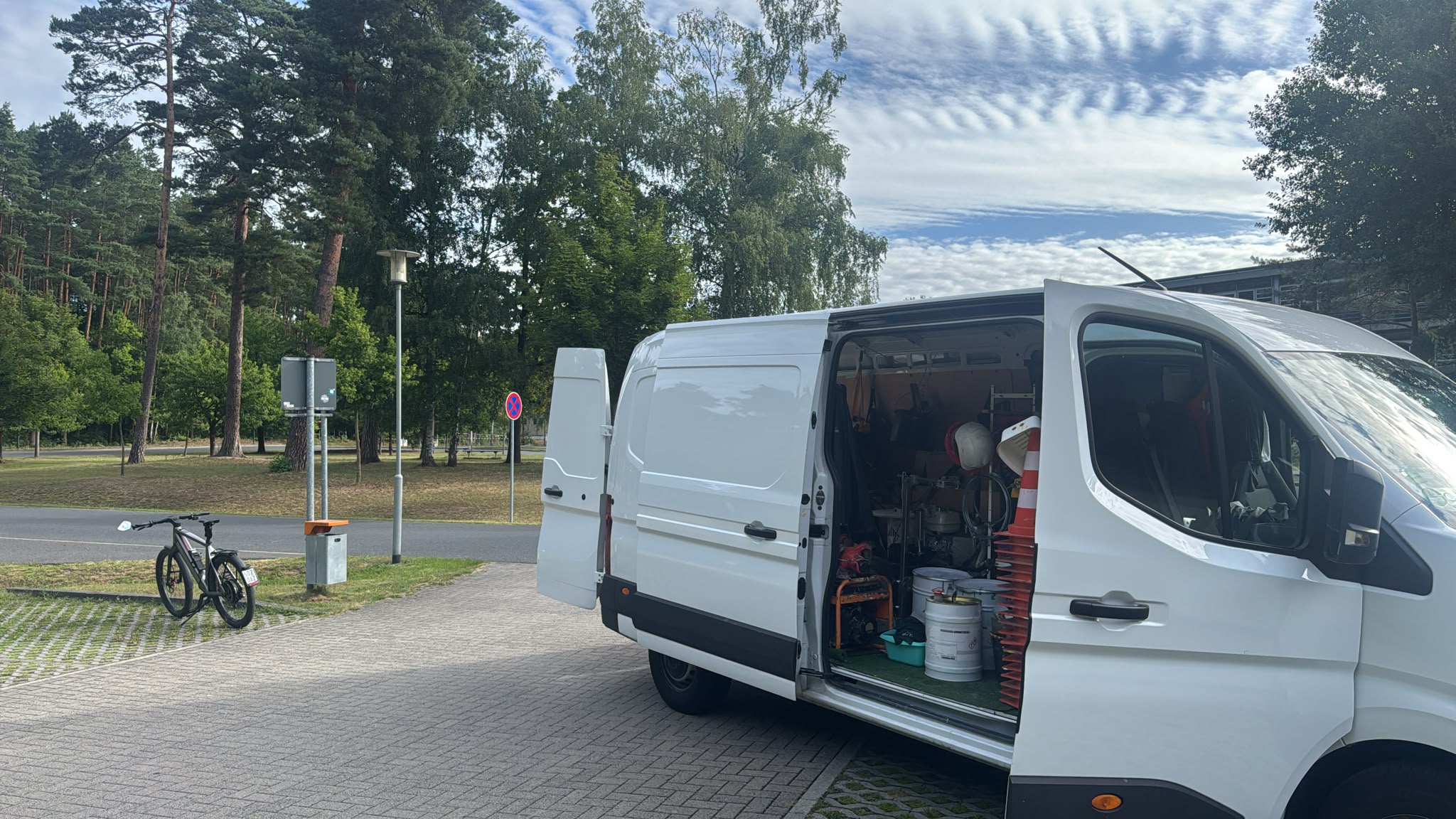 Fahrzeug bei Markierungsarbeiten