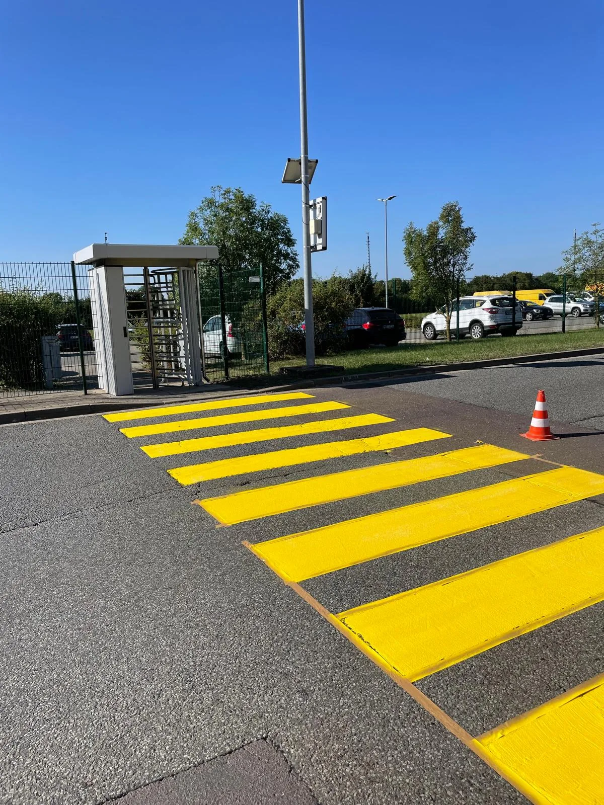 Gelber Fußgängerüberweg als professionelle Fahrbahnmarkierung