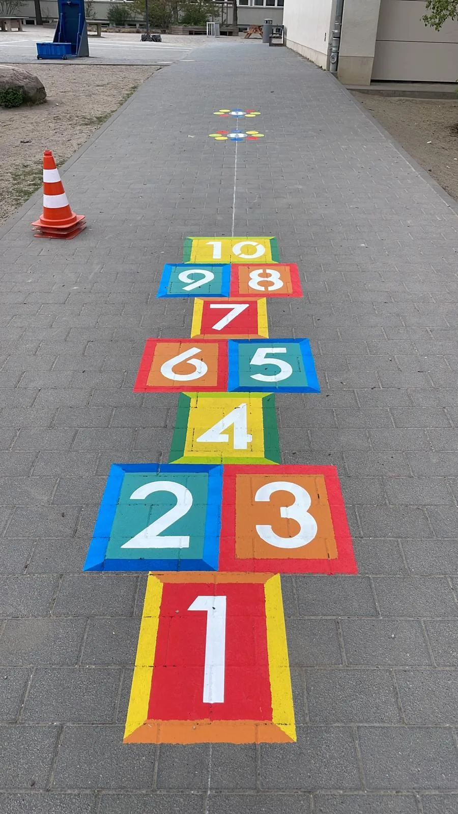 Bunte Bodenmarkierung als Hüpfspiel