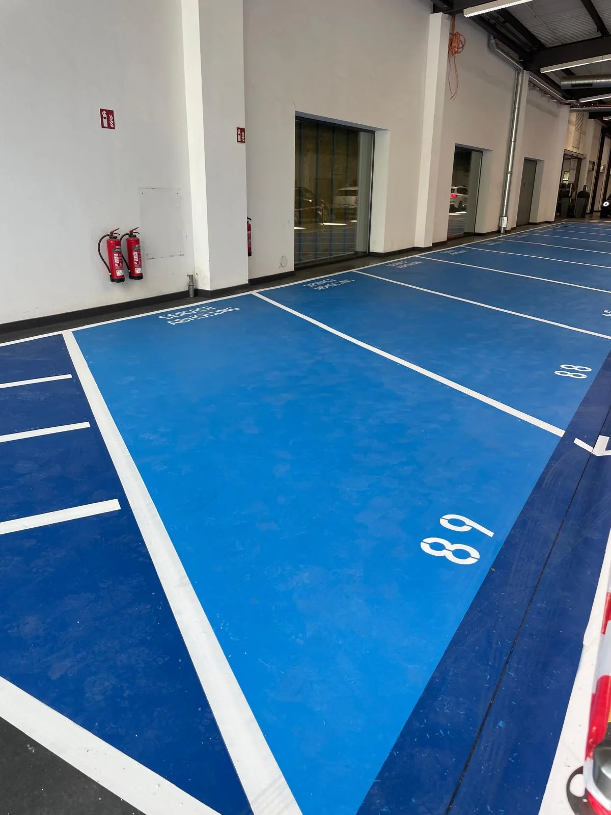 Blaue Parkplatz- und Stellplatzmarkierungen