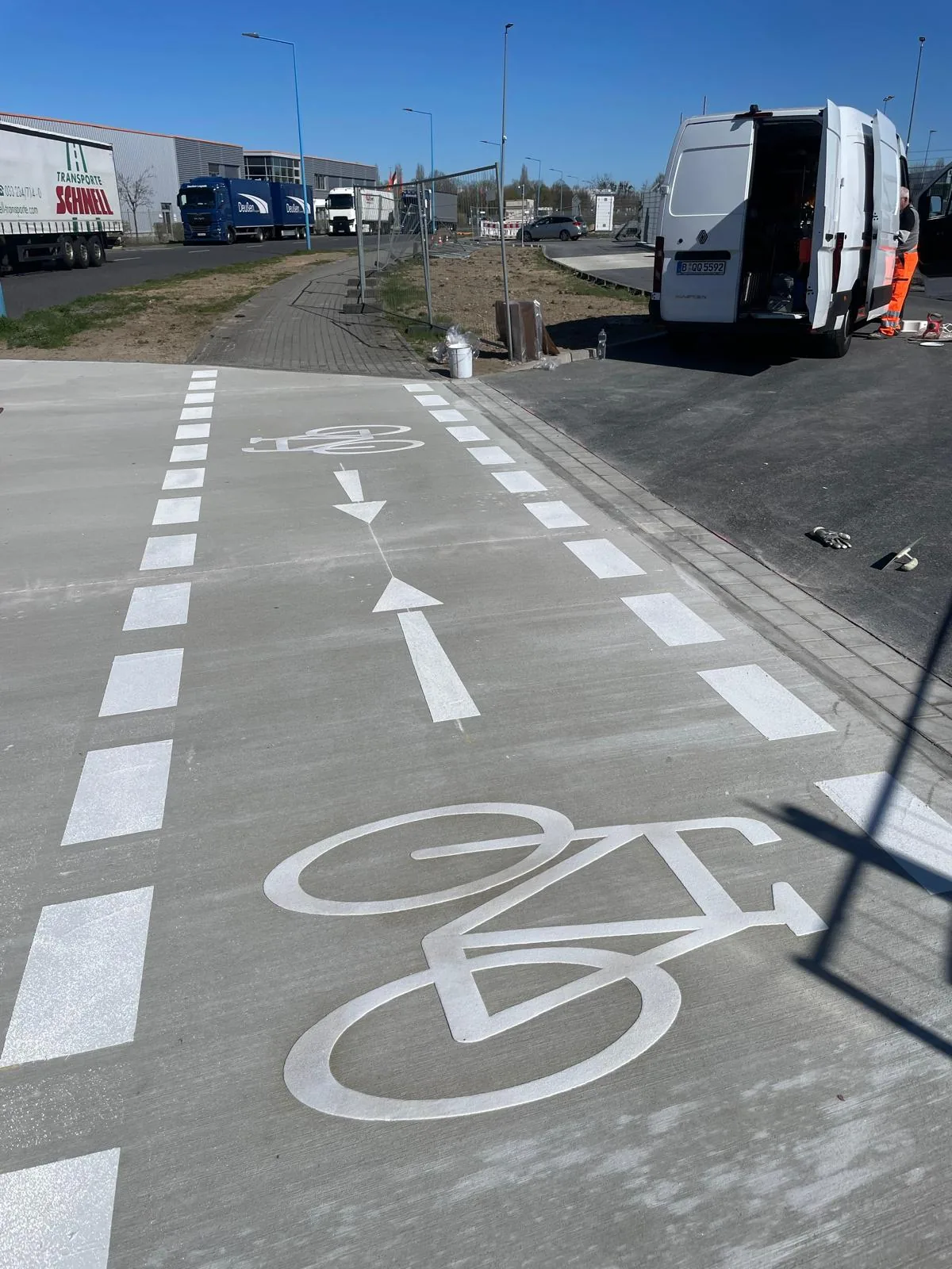 Radwegmarkierung mit Fahrradsymbolen und Richtungspfeilen