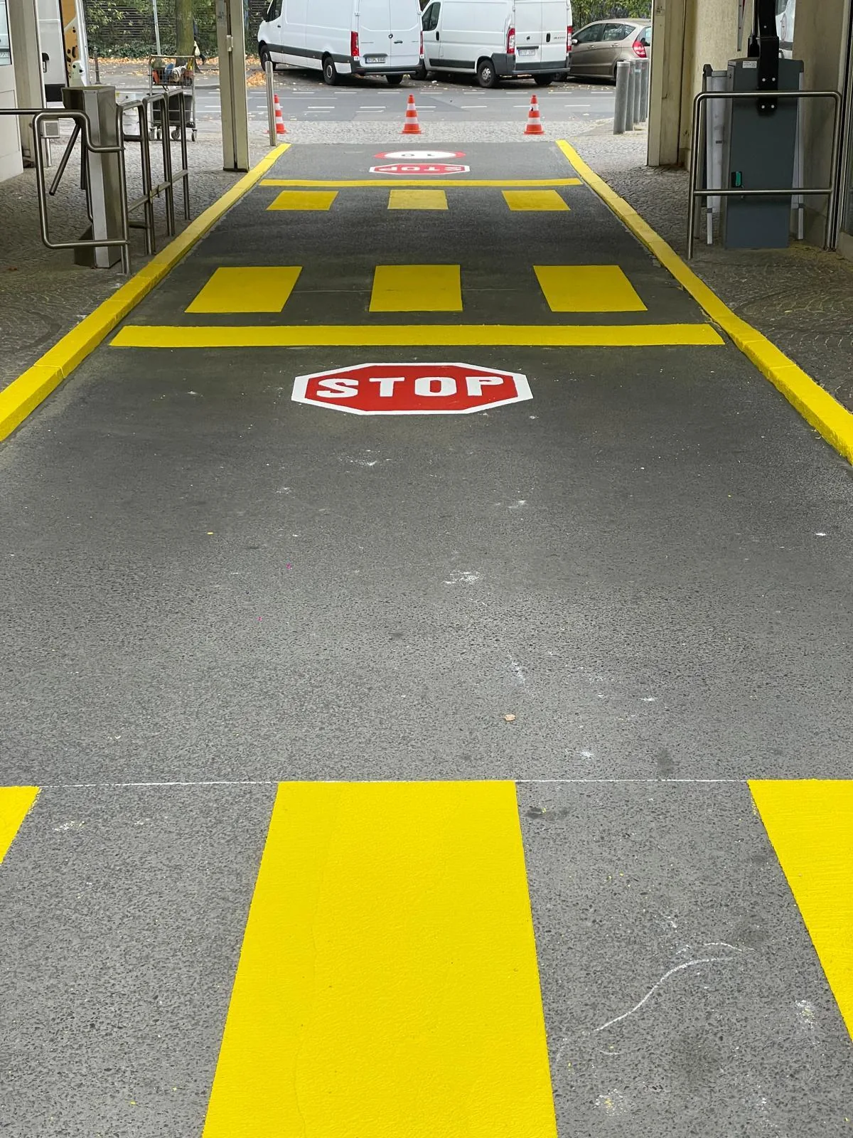 Gelbe Sicherheitsmarkierung mit STOP-Kennzeichnung